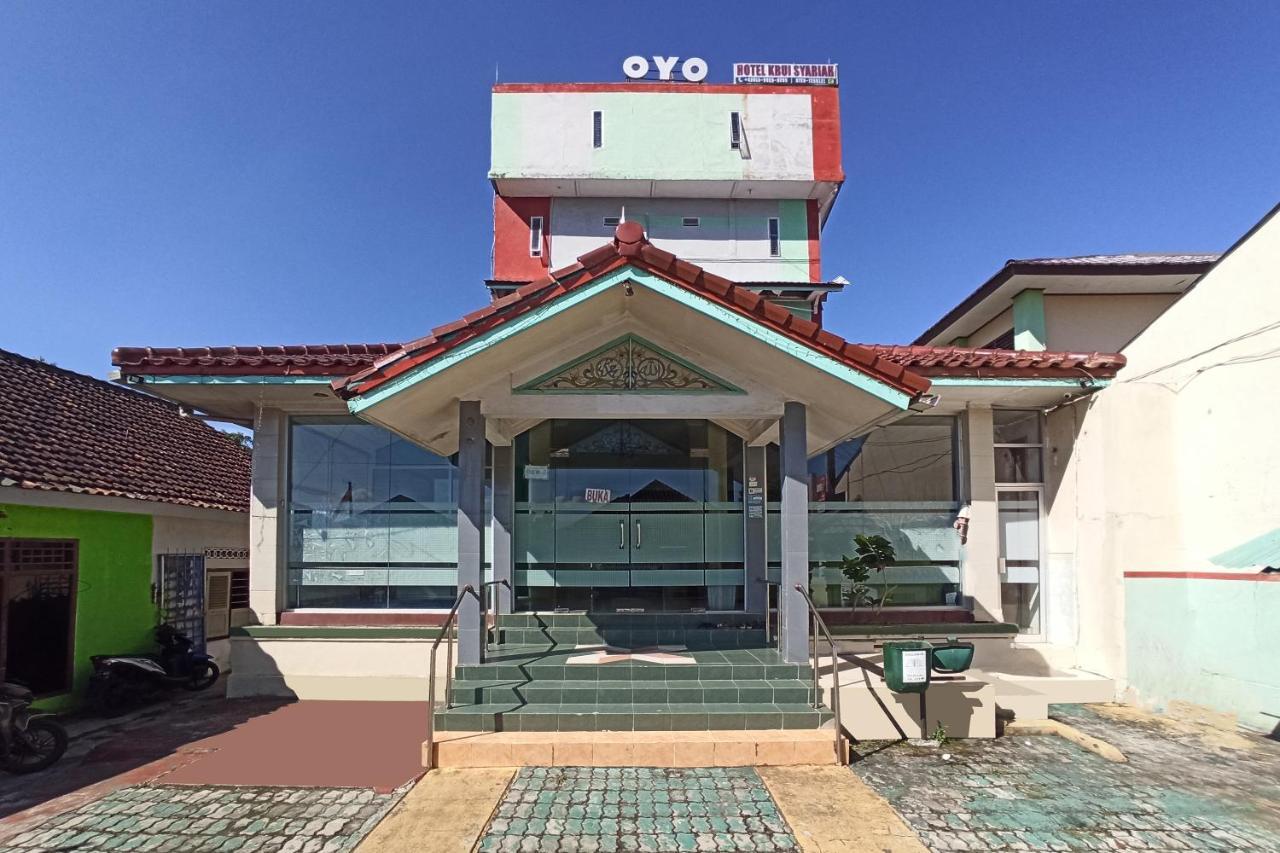 Oyo 2611 Hotel Krui Syariah Luaran gambar