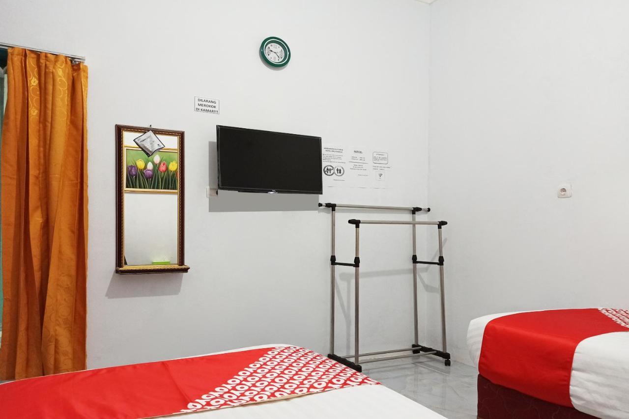 Oyo 2611 Hotel Krui Syariah Luaran gambar